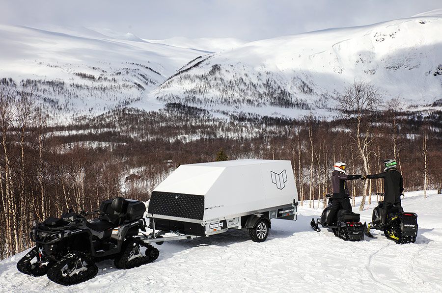 4P Trailers släpvagn körd av fyrhjuling ATV med stå skotrar åkarna fistbumpar