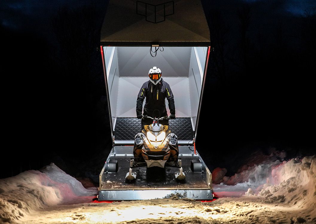 Skoter rullar ut ur ett 4P släp från 4p Trailers mitt i natten