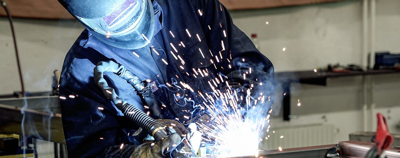 4P Trailers person som svetsar på ett en släpvagn från 4P