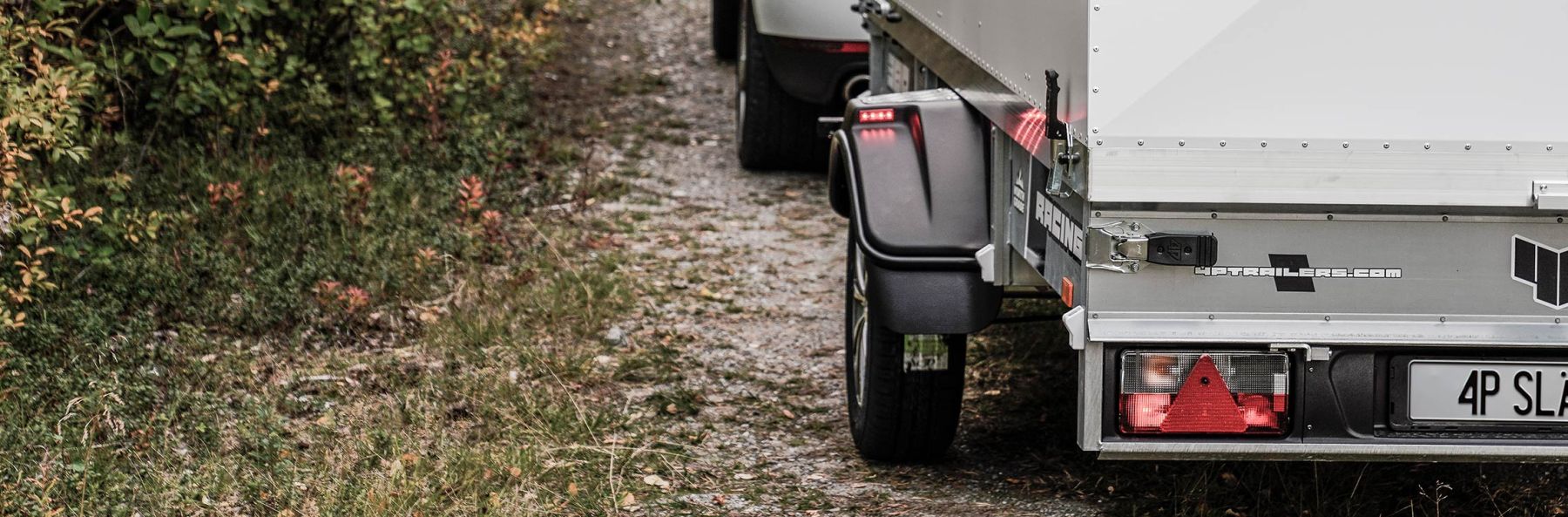 4p Trailers formgjutna hårdplastskärmar med LED breddmarkering på Racing